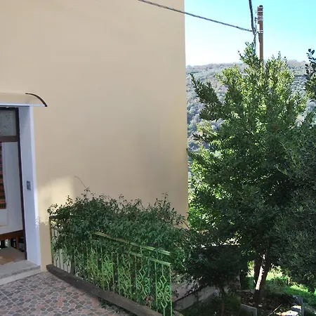 Oda ve Kahvaltı Baddesalighes 3*